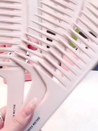 卷发护理就这么简单?!弄了卷发后,梳头的问题就一直困扰我。入手这个宽齿梳后,梳头扯头发的问题就解决了!洗头或者吹完头发用这个比用普通的密齿梳好用太多了#好物推荐🔥 #时髦好物 #发梳 #宽齿梳 #卷发必备