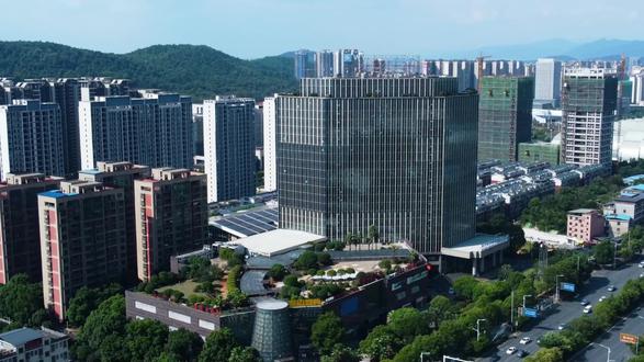 12月13日,“湘超”郴州队在郴州温德姆至尊豪廷大酒店举行出征株洲仪式。承载着全城的期盼,整队出发,向着株洲奔赴一场荣耀对决!#湘超 #湘超郴州队 #郴州vs株洲 #郴州加油