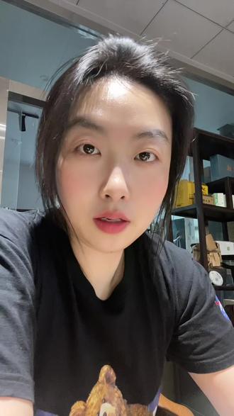 今天早上刷视频,偶然刷到了token相关的内容,看完我大概了解了什么是token,还有它未来的应用方向。
刚好最近大家都在聊AI养龙虾智能体,我一时心血来潮,就想着自己在电脑上安装一个,亲自上手试一试。
我本身是编程小白,就这么硬生生折腾了一上午。好不容易把token装上了,但整体运转一点都不顺畅,后续还得慢慢微调,折腾得人头都大了。
就在这个过程中,我突然悟出一个道理。现在很多领域都形成了固定的市场逻辑:入门基础都是免费的,可一旦你想用得更好、功能更精细,想要专属定制化效果,就免不了要花钱。
就像咱们现在的AI,普通日常问答完全可以免费使用。但你想做精细化规划、私人定制设计,用到专属模型和算力,就必须付费。这就是商业最底层的逻辑:只要能产生价值,就有变现的空间。
自己动手折腾半天我才明白,专业的事,终究要交给专业的人。
想自学钻研,就得沉下心,耗费大量时间和精力慢慢试错打磨。但如果我们的时间,能用来创造更大的价值,那就完全没必要死磕这些技术性琐事。
花钱请专业的人帮我们搭建、调试好,拿来就能直接用,省时又省力。
其实赚钱的终极意义,从来不是一味省钱抠门,而是用钱换取别人的专业和成果,省下自己的时间。把省下来的精力,去做自己擅长、喜欢,更有价值的事,这才是成年人最通透的活法。#跟大家唠嗑 #视频日记 #玉成木业 #女性成长 #token