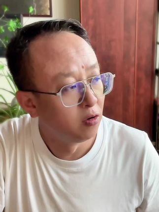 感恩的最高形式是“不麻烦”,养生之道,睡眠居先! “父母最大的心愿是什么?不是让你多成功,而是他们能不麻烦你。他们忍着一身病痛,就是怕给你添乱,成为你的‘负担’。” 而我们能做的最高级的感恩,就是让他们‘梦想成真’!让他们身体棒棒的,永远不给我们‘添麻烦’的机会。 送这个六合泰枕头,不压耳朵,多孔透气,承托颈椎,睡眠好了,身体才能健康,才是最大的健康。就是在对他们说:‘爸,妈,请你们一定要健康地、不麻烦地,陪我更久一点。’”#孝顺#养身之道 #睡个好觉#枕头推荐 #感恩父母