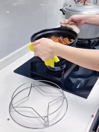 厨房必备神器!实用锅架上新!隔热防刮,轻松放置热锅、各种热锅热油,保护台面又安全。收纳、防护二合一,厨房台面告别杂乱烫伤,让居家生活烹饪更省心。#不锈钢锅架 #蒸笼架 #不锈钢蒸架家用 #厨房好物 #蒸蛋架