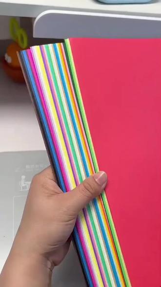 新年到啦,用彩色卡纸和孩子一起做一个彩色的灯笼吧,新年仪式感一下子就有了~没有省略步骤,照着做,一次成功(包含手工流苏制作) #新年手工 #手工diy #自制灯笼 #创意手工 #亲子手工