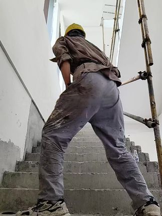 下班了在工地楼梯上跳曳步舞,汗水和节奏的完美融合!💪🕺 #农民工日常 #施工现场的乐趣