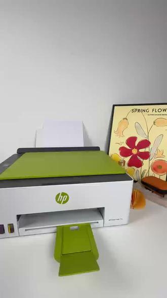 去年寒假手抄报,我去打印店打素材,拿回来娃看了一眼说颜色好淡,我一看,确实,树叶是灰绿的,太阳是淡黄的,整张图像褪色了一样。再跑一趟换一家打?算了,娃凑合用,交上去老师评了个良。
今年我学聪明了,买了台打印机在家打。惠普592这个打印效果,真不是盖的。前两天打手抄报素材,一张彩虹图,红橙黄绿青蓝紫,出来和手机上一样鲜艳,娃一看就喜欢。他剪下来贴上去,自己还画了点装饰,就等着开学交上去了。
这都靠惠普创新六重维稳技术,色彩校准稳,不会偏色不会淡,打的多质量也一直在线。而且万一以后打印头坏了,网上买一个自己换,200块搞定,不用抱去维修店,省心!
#手抄报素材 #惠普家用连供打印机 #惠普 #学生必备