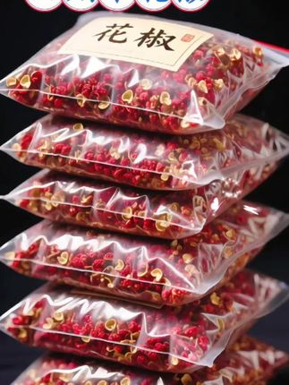 四川红花椒干,卤肉抓把麻香拱鼻子!J 家人们,这个枝头熟透才摘,晒得油疙瘩鼓包!敞口麻袋装货,抓一把角角裂嘴,紫红皮裹着麻油! 卤肉丢一小撮,麻得舌头跳舞,香得满屋钻~泡菜坛撒十粒,酸水不生花,脆萝卜嚼着带响!炒回锅肉、拌夫妻肺片、熬火锅油...离了这味不叫川菜! 麻袋囤足半斤,用到明年新椒下树~# 优选农产品#四川红花椒#红花椒9【【抢一大罐】正宗四川花椒粒特麻干红花椒粒增香提味调料调味精选】视频同款