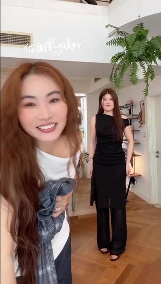 姐妹们快看这件不对称斜肩上衣!独特领型超有设计感,收腰版型巨显瘦,拉高腰线显腿长。肩宽肉多都能遮,上身气质直接拉满,日常约会穿都超好看,闭眼入!
#夏季穿搭来交作业了#INAIEN#高级感穿搭 #夏日万能配色穿搭公式 #显瘦穿搭