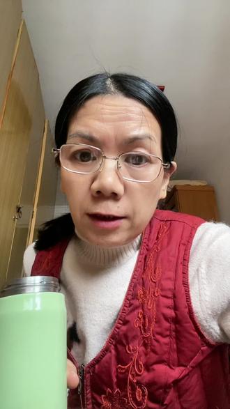 公婆和儿子儿媳住不能光想着自己,心里没有别人 公公婆婆和儿子儿媳住一起,要互相替对方着想,不能光想着自己,因两代人的工作性质,作息时间都不一样。 所以尊重别人就是尊重自己,好和好都是互相的。
#公公婆婆 #儿媳和婆婆的关系 #尊重别人就是尊重自己 #婆婆和儿媳 #读书分享 @70后棉公公婆婆和儿子儿媳住一起,要互相替对方着想,不能光想着自己,因两代人的工作性质,作息时间都不一样。 所以尊重别人就是尊重自己,好和好都是互相的。