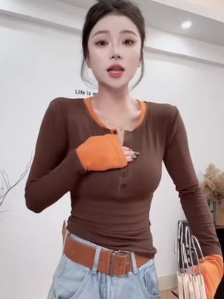 2025秋款撞色假两件独特别致内搭打底衫女辣妹上衣#2025秋撞色假两件打底衫 #辣妹假两件内搭封神 #撞色打底衫独特别致 #2025秋款辣妹上衣 #假两件打底衫显瘦感 2025秋款撞色假两件太绝!独特别致不撞款,辣妹风拉满,做内搭打底超吸睛。版型显瘦又百搭,春秋穿适配各种外套,轻松拿捏时髦感!
