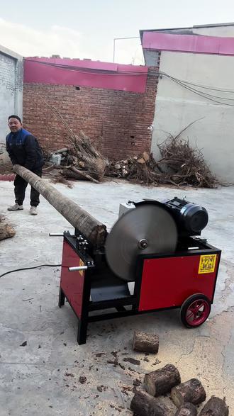 #自动断木锯,一人轻松操作,轻松锯木头