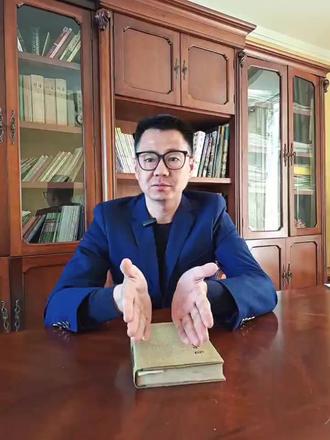 高速上被人追尾,你下车拍照,结果后面又来一辆车把你撞了——你觉得,前车有责任吗?
出了事故,第一件事不是拍照,是保安全。别让二次事故找上你。
#交通事故 #高速事故 #二次事故 #保险理赔