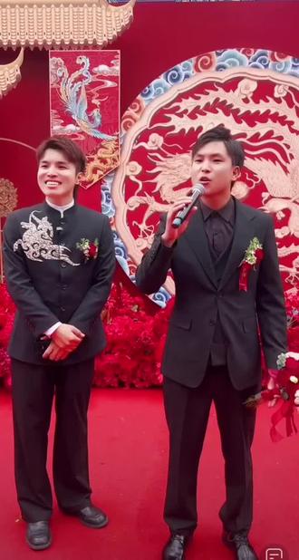 风少爷大喜之日生气🔥 是因为战地记者把路堵住,新娘子都没办法上台,真的可恶,蹭吃蹭喝蹭流量,至少要听招呼吧!#风少爷棉花糖 #唐三妹 #抖音合伙人 #抖音玩法达人中心