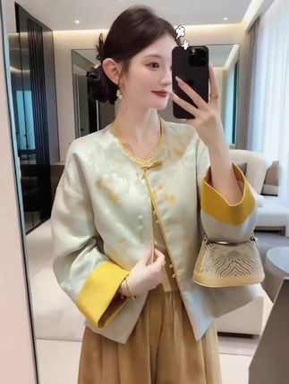 这套新国风套装简直太美了!穿上它整个人都显得温柔优雅,参加聚会还是出门逛街,都能轻松穿出门。#国风套装 #新中式套装 #穿搭 #在时装周看见东方美 #秋季日常实用穿搭思路分享