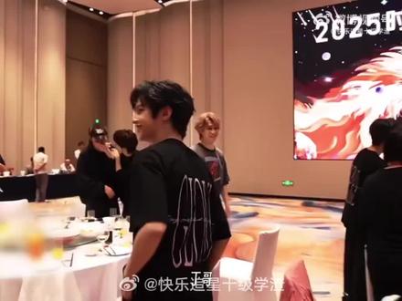 #丁程鑫 #丁程鑫年会发红包 #六万六 #特等奖 #余政霖 丁程鑫我也想要!丁程鑫你就不能是我哥哥嘛!恭喜五代小朋友余政霖抽中奖!