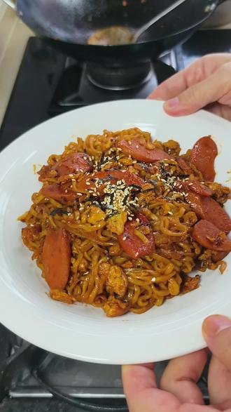 糖醋火鸡面咋能这么好吃##满级吃商指南 #火鸡面的神仙吃法#糖醋火鸡面#火鸡面#泡面的神仙吃法
