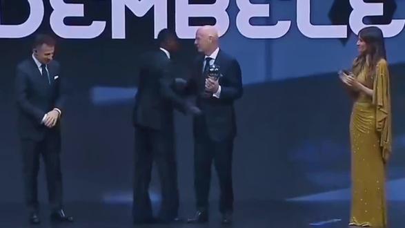 登贝莱荣膺2025年FIFA年度最佳球员,为90后首人#实况足球手游 #易球成名计划 #实况足球online