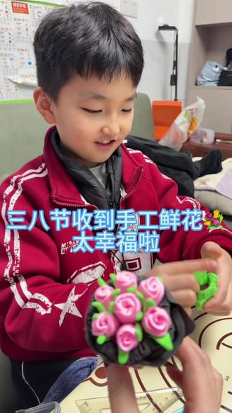 #三八节手工 #儿子的礼物好暖心 收到最满意的礼物,一起跟儿子做花束💐满满的爱,小朋友大概都喜欢玩橡皮泥。#亲子陪伴#生活随拍记录美好瞬间