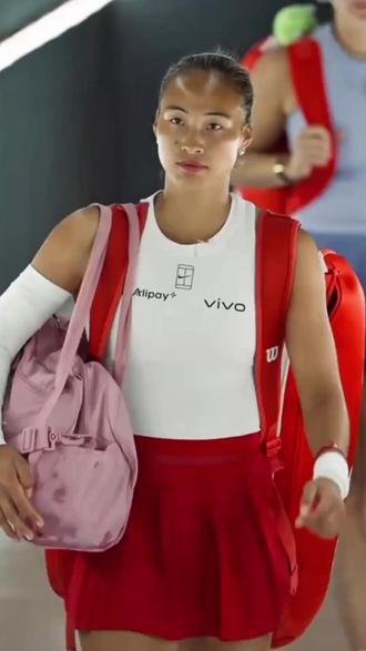 郑钦文落寞离开!没黑脸+笑着与萨巴伦卡握手,曾说:输球后很难笑出来#郑钦文 #萨巴仑卡