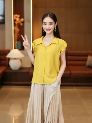你穿这一件衣服,你站那不动,你都是个风景,你知道吗?夏季新款泡泡袖小上衣,v领的设计特别显脸小,面料亲肤舒适,喜欢的姐妹闭眼入!#显瘦穿搭#泡泡袖上衣 #轻薄透气特别喜欢的一件,也特别舒服,九月家的就是耐看#谁穿谁好看 #高级感穿搭 欧货藏青色木耳边花苞袖衬衫女2025夏季薄款短袖翻领减龄洋气小衫