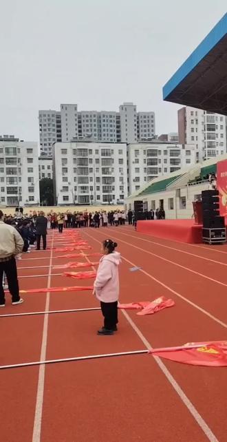 #百日誓师高考加油 #高考百日誓师 高考倒计时进入最后100天,百日宣誓的号角已经奏响。这100天,是为梦想冲刺的赛道,更是破茧成蝶的序曲,百日冲刺,拼的不是奇迹,而是坚持;比的不是天赋,而是踏实。一步一个脚印,便是最好的冲刺。爸爸妈妈是与你并肩的战友。我们会用最温暖的陪伴,托住你的紧张和疲惫。英雄少年~去奔赴这场青春战役吧!待百日之后,一同看那梦想之花绚烂绽放!