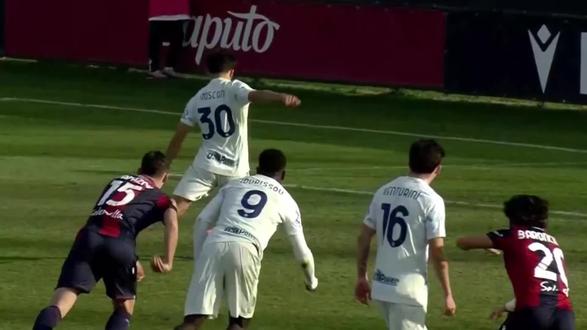 意大利U20青年队联赛,博洛尼亚 U20 1-1 #国际米兰U20 ,国际米兰U20终场绝平错失胜利,
卡尔博麾下的国米凭借#莫斯科尼 点球破门先拔头筹,却在第91分钟被扳平,最终1-1战平博洛尼亚。这一平局让国米倍感遗憾,球队已连续7场保持不败,积23分。
刚在德比战中击败米兰U20的国米U20,此役仅两处轮换:马雷洛回归后防,曼库索坐镇中场。文图里尼、恩纳伤愈回归替补席,2009级克罗地亚右后卫斯拉蒂纳首次入选大名单。
切尔佩莱蒂领衔的国米开场便掌控节奏,但难造有效破门机会,马雷洛左路禁区边缘射门稍偏。下半场伊德里苏近距离错失绝佳机会,临近常规时间时,莫斯科尼造点并主罚命中助国米领先。国米后续收缩控场,终场补时阶段被博洛尼亚球员洛莫纳哥任意球扳平。
国米U20青年队重蹈覆辙,痛失胜局。蓝黑小将挥霍大量得分良机,曼库索和伊德里苏的错失尤为离谱,终被洛莫纳科精彩任意球扳平遭绝平。此前法罗纳托失误后,博洛尼亚曾击中门柱。可惜,三连胜就此落空。