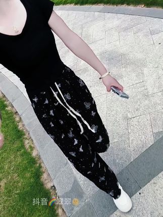 若没一点爱好,拿什么来治愈,这疲倦又琐碎的生活。⋯路还长 跌跌撞撞也要活成自己想要的模样.#休闲裤 #阔腿裤