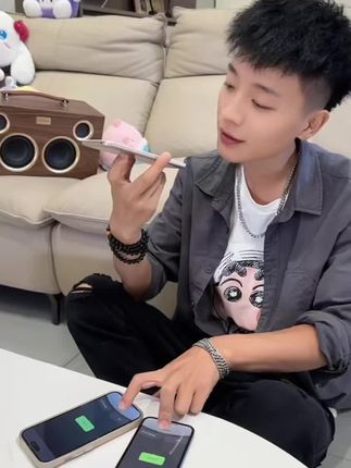 什么都可以碰,就是不可以动情,感情这玩意儿太上头了,一旦入了心不死也得脱层皮,有句话说得好,碰花碰草别碰情,动手动脚,别动心,有缘无份,难相守,爱的再多等于零…