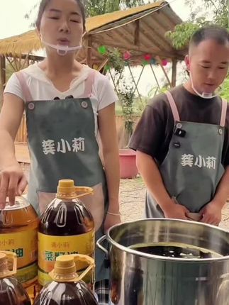 朋友们,菜籽油是从小莉家发货的哈!对,从富顺发货的哟。资格的农家小榨菜籽油,不添加。不勾兑,原汁原味