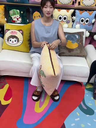 #面料柔软舒适 抱枕被#宝妈推荐 #抱枕被子两用 #家居好物 拉链打开是被子,合上是抱枕。