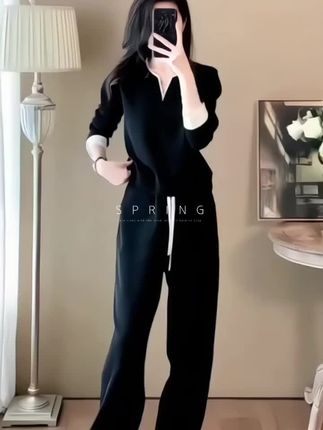 5188休闲运动套装 | 2025秋装新宠,韩系松弛感一步到位 当秋日微风撞上韩系慵懒,5188休闲运动套装便成了衣橱里的“百搭王牌”。利落V领悄悄修饰颈线,宽松卫衣藏住小赘肉,搭配同系列休闲裤,不用费脑的时髦感瞬间拉满。 无论是清晨赶早八的随性、周末逛市集的自在,还是傍晚散步的松弛,这套两件套都能接住你的所有日常。柔软面料贴肤不闷汗,秋阳下的浅色系显白又减龄,让你不用精心搭配,出门就是自带氛围感的韩系小姐姐。#休闲套装#时尚百搭#显瘦显高显腿长 #梨形身材穿搭 #面料柔软舒适