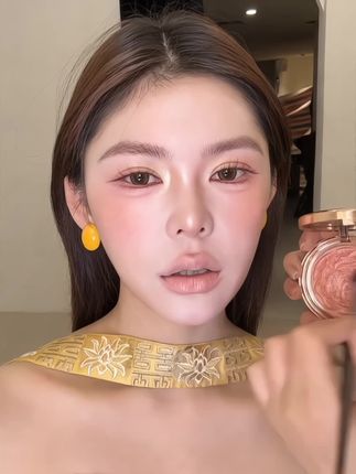 好看的妆容必备一个减龄感的高光 #专业化妆师#新娘#高光#化妆造型分享#腮红打法
