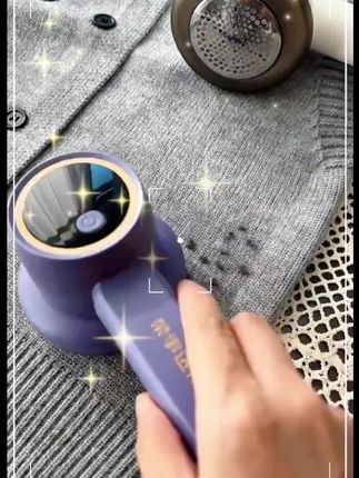 这个小东西真的是拯救了我家里面所有起球的毛衣,你像秋冬季节穿那些起球的衣服啥的,真的是很跳档次的,每年我都会用这种剃毛球给他全剃一遍,今天。新买的是荣事达品牌的,这个价格真的贼划算了,而且他是做了一个保护网,真的不伤衣服,关键还可以一档二档三档,调节这个马力的话就是贼强了,这个里面的话一共是有六扇小刀片,就剃毛球效果贼快了,你像秋冬季节,像要把衣服穿出高级感,还得是靠这个小东西拯救。#毛球器 #毛球 #衣服起球 #毛衣 #起球