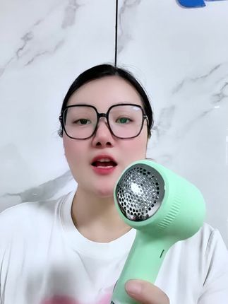 再也不怕衣服长毛球!新疆包邮毛球修剪器轻松搞定 这个冬天再也不怕衣服起球了!有需要的朋友赶紧冲吧~包邮哦!!#好物推荐🔥#强烈推荐#居家好物#毛球修剪器充电式#秋冬必备