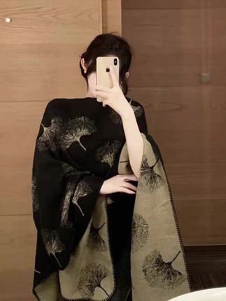 秋天的第一件中式老钱披肩!双面银杏披肩 ,接受降温的风也喜欢上各种围巾披肩了#高级感穿搭 #优雅气质 #古典美 #国风新时尚 #气质范