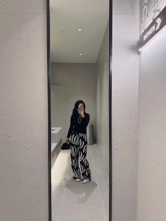 我真的对头发护理要求高 以前经常去理发店做营养 现在每次洗头都会用发霜挖一坨厚涂 大半夜我能跑朋友家教她怎么吹头发怎么护理☠️