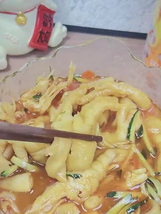 脱骨侠家的无骨鸡爪,都是正切去骨留筋的,每个鸡爪都是肉嘟嘟的,酸酸辣辣可口又开胃,追剧下九好好吃,#无骨鸡爪#鸡爪 #酸辣无骨鸡爪 #脱骨侠 #追剧小零食