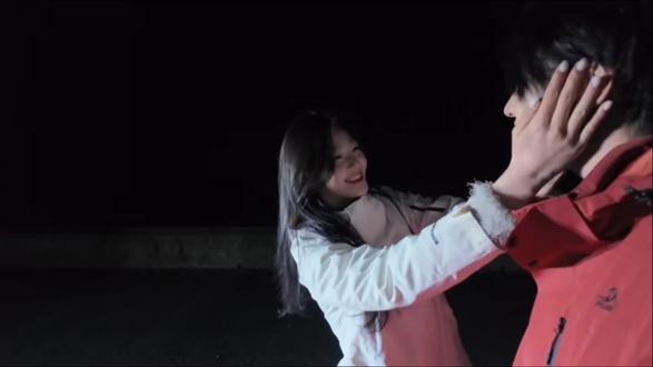 《恋雪纪》5小时10分19秒
如果注定要分开,相遇的意义是什么?
一.
我在怕我是不是他的替代,她在怕她会不会被它替代。
相遇,是两个独立的生命,在时间的长河恰好交汇,是陌生到相知,是不舍到牵挂,
后来也许也是下意识的关心和舍不得她(他)流泪。他们说长白山只有有缘的人才能看见天池,其实在人海中相遇相知相爱何尝不是一种缘分,我认为相遇的意义在于过程,在于相识相知,在于教会人成长,在于以后分开后还会有这段美好回忆 ,我想没有过程谁会知道结果如何,这并不是简单的加减乘除,没有过程怎么会知道答案呢。
我想眼泪是真的,感情也是真的,害怕是替代,所以爱的犹豫,也很庆幸有个坚定爱你的人,我想短暂的分别是为了更好的相遇。
二.
相见,既是开始,分别,也未必结束。
开始的开始,也许是那一眼,那一眼便相识,相知,缘分就是如此。人们常说相爱抵万难,什么是爱,爱因坎坷而坚韧,爱能克服远距离,爱不是结局,爱是过程,是哪怕最后要分开,也不后悔曾经相遇,是坚定的选择,是彼此牵挂,是双向奔赴,有爱,有牵挂,有时间,有金钱,有能力,有勇气,我想分别不等于结束,我想说短暂的分别是为了有能力改变结局,是为了下一次更好的相遇,我们所要珍惜的应当是当下,我想相遇是有未来的。
明天见,我们还会有明天吗?
#恋雪纪 #邓紫棋 #雪 #光