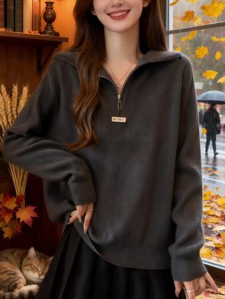 秋冬女款加厚拉链半开领针织上衣:80-200斤适配的显瘦减龄之选  秋冬季节,兼具保暖性与时尚感的针织上衣是女性衣橱必备单品。本次推出的女款加厚拉链半开领针织毛衣,精准覆盖80-200斤体重区间,以包容性剪裁化解身材顾虑,轻松实现宽松显瘦效果。  衣物采用加厚针织面料,触感柔软且保暖性强,适配秋冬低温环境;半开领设计搭配拉链元素,既保留了针织单品的温柔感,又增添利落洋气的风格层次,轻松提升穿搭精致度。整体版型利落不拖沓,视觉上修饰身形线条,同时通过简约设计传递减龄气质,无论是日常通勤还是休闲出游,均能打造得体又时髦的造型,满足不同身形女性对秋冬美衣的核心需求。#时尚减龄穿搭 #百搭上衣 #洋气小衫 #时尚打底衫 #每日分享