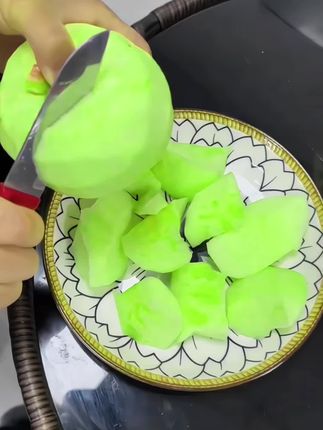 哇哦!我愿称它为苹果中的天花板!等了一年的青苹果终于上市了!酸甜可口,又脆又好吃!果香浓郁,超级喜欢~小孕妇和孩子都超爱吃!#应季水果 #苹果#青苹果#新鲜应季水果#谁懂这一口的好吃程度