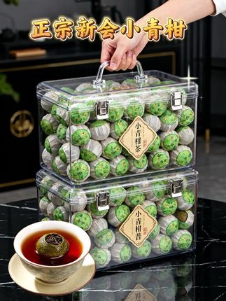 【小青柑,一枚会呼吸的茶果子】 新会七月青柑褪去果肉,化作玲珑茶仓,填入陈年普洱,在竹筛上静静完成阳光与风味的转化。 沸水轻唤,柑橘清香与木质陈香缱绻升腾,茶汤渐染琥珀金。入口时活泼柑酸敲开味蕾,随即普洱的醇厚如绸缎铺展,仿佛舌尖穿越岭南果园的晨露,又跌入云南茶山的暖雾。这颗小青柑藏着时光的密码,每泡都是茶与果的即兴合奏,七巡后仍余韵悠长。#小青柑 #新会小青柑 #小青柑普洱茶 #召唤茶友 #口粮茶推荐