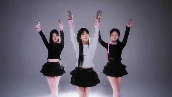 美丽宝宝,笑容也太明媚啦吧!#刘格格 #张熙唯 #鲨鱼妹 #清纯甜美 #女团