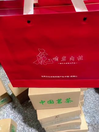 中秋茶礼 • 以礼见心在乎的不是礼, 而是往来、是那份被人惦记的感觉。 人间至贵是安康、人间至味是团圆、 这个中秋,以茶为礼,让情意随茶香流转 俗话说“无茶不成礼”提前备一份温暖,把心意传递给最重要的人!
