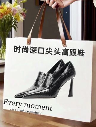 莎丝妮漫这款黑色鳄鱼纹高跟鞋,尖头细跟尽显干练。皮质柔软,贴合脚型,虽高跟却好穿舒适,行走时稳当不磨脚,是能兼顾时尚与穿着体验的职场及日常穿搭利器。#时尚女鞋 #舒适高跟鞋 #谁穿谁好看 #穿搭 #美出高级感 @DOU+小助手