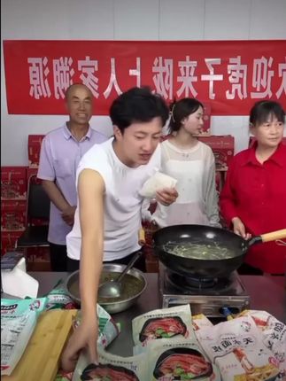 不用出门也能吃到正宗的天水麻辣烫手擀粉了!自带调料包,水开下锅煮两三分钟就好了,淋上自带的调料包,搅拌均匀就可以开吃了。每根粉都裹满了浓浓的汤汁,Q弹爽滑又劲道,一口下去太满足了,简直跟去店里吃的味道一模一样!爱吃手擀粉的宝子们赶紧安排起来!#天水麻辣烫手擀粉#天水麻辣烫手擀粉#天水麻辣烫手擀粉