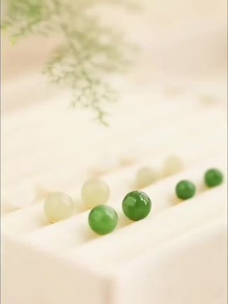 #上热门 和田玉搭配足银的耳针,气质百搭,上耳简约大方#高级感十足#天然和田玉#足银耳饰#精致女人必备@DOU+小助手