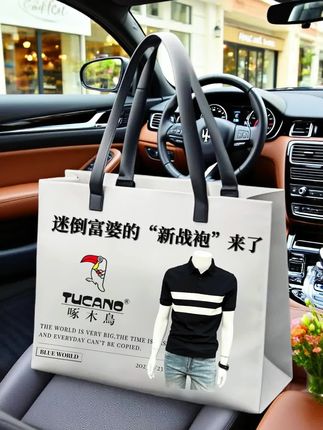 夏日男士Polo衫|清爽有型,撞色吸睛 夏天别再穿普通T恤!这款美式撞色Polo衫,翻领利落显精神,撞色拼接设计打破单调,走路都带型。 精选透气棉感面料,出汗不粘身,日常通勤、周末约会都能穿。经典版型不挑身材,上身利落不臃肿,轻松拿捏清爽少年感! #男士穿搭 #时尚穿搭时尚穿搭时尚 #夏日穿搭 #时尚穿搭 #强烈推荐