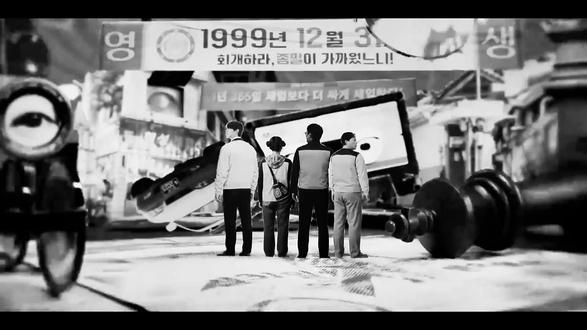 超能路人甲第六集 李雲情,你小子藏得也太深了。上一集末尾,我们还以为他只是个有社交障碍、只会闷头用念力飘书本的木讷公务员。结果这一集开头,他直接摊牌了——
“对不起,我需要我母亲的资料。”
就这一句话,李雲情把殷彩馜的所有信任,砸了个稀巴烂。@DOU+小助手 @中视频伙伴计划官号 #超能路人甲