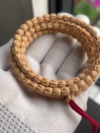 百香本无华,雕琢见真章,颗颗精雕承载心意,腕间流转皆是细腻。#百香籽 #柏香籽 #强烈推荐 #雕刻 #工艺