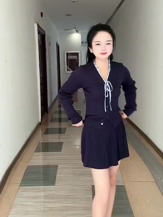 要开心,要快乐,要努力,别让鸡零狗碎的生活,耗尽了向往!#今日穿搭 #针织套装裙 #收腰显瘦