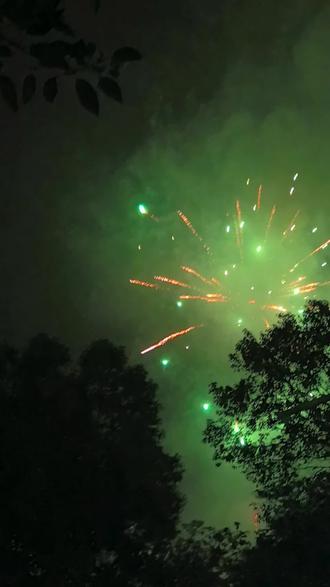 关于大年初一来例假,主要有两种不同的说法:一种是流传甚广的民间吉祥寓意,另一种是科学的医学解释。#民间吉祥寓意在民间,大年初一来例假通常被视为一个非常吉利的好兆头,主要有以下几种说法:
“开门红”与“鸿运当头”:这是最普遍的说法。因为月经的颜色是红色,与新年喜庆的红色相呼应,被认为是“开门红”,象征着新的一年会红红火火、好运连连。#扫除晦气,迎来好运:月经被看作是排出身体的“废血”,因此年初一来例假也被解读为在新年伊始就扫除了过去一年的烦恼和晦气,寓意着新的一年会顺顺利利#其他美好寓意:此外,它还被赋予了事业财运亨通、桃花运旺盛、感情美满等多种;符合巧合现象:月经周期由体内激素水平调控,与具体日期无关。大年初一来例假只是时间上的巧合,若周期规律,连续多年在同一天到来也属正常。总而言之,民间的吉祥说法是一种美好的祝福和心理安慰,而科学解释则提醒我们关注身体健康。您可以将其看作一个有趣的巧合和一份特别的新年祝福。#鸿运当头好兆头 #巧合现象