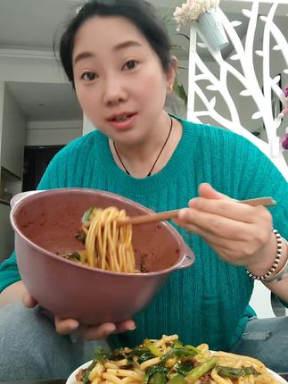 亏我长得不好看,按我这德行要是长得好看点,得狂成什么样,哈哈!#云南鲜米线 #米线#凉米线 @抖音小助手 @抖音创作小助手